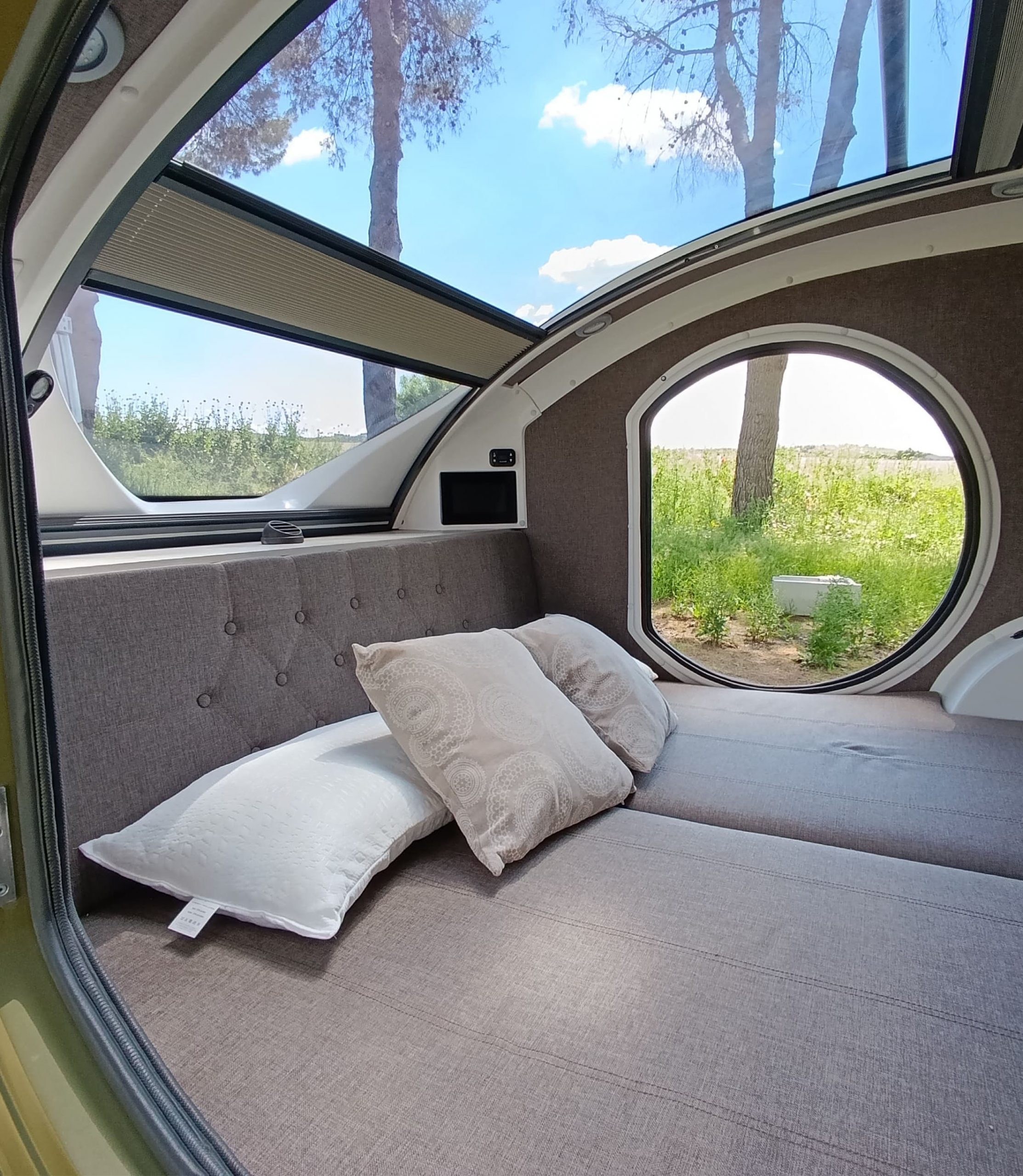 Interior y cama panorámica de la Teardrop Off Road