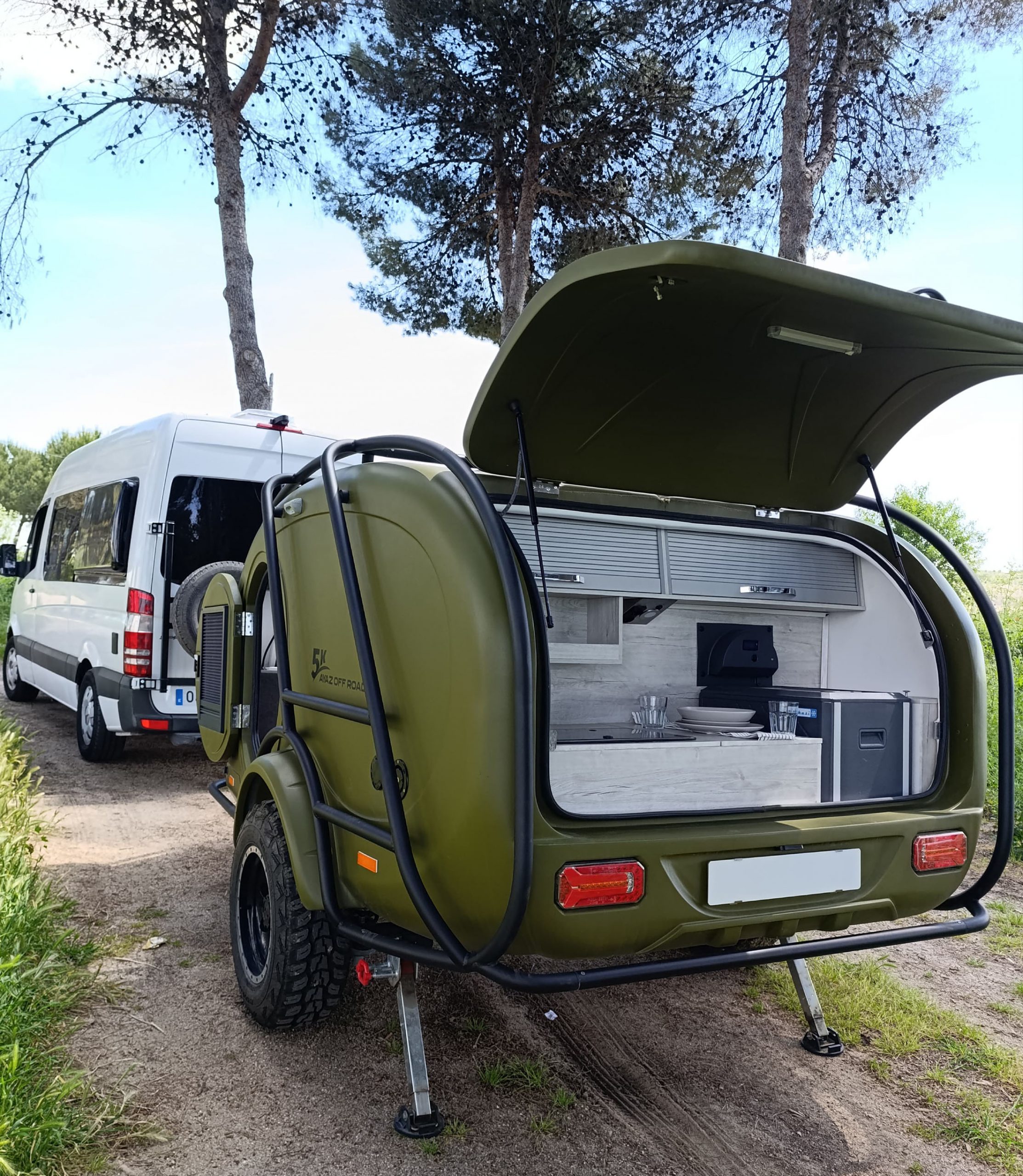Teardrop Off Road verde con cocina exterior abierta