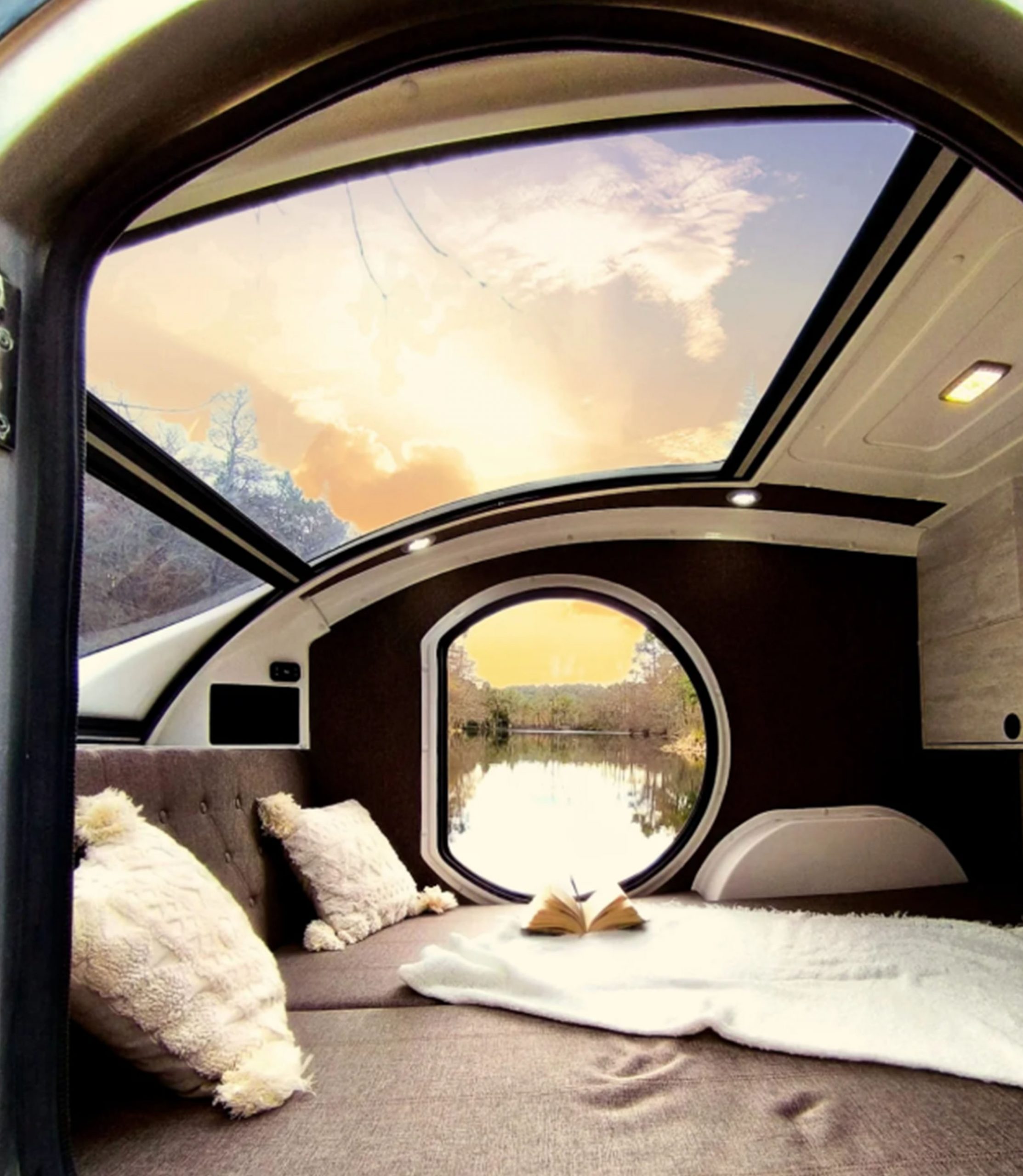 Interior panorámico y cama de la teardrop Sunset