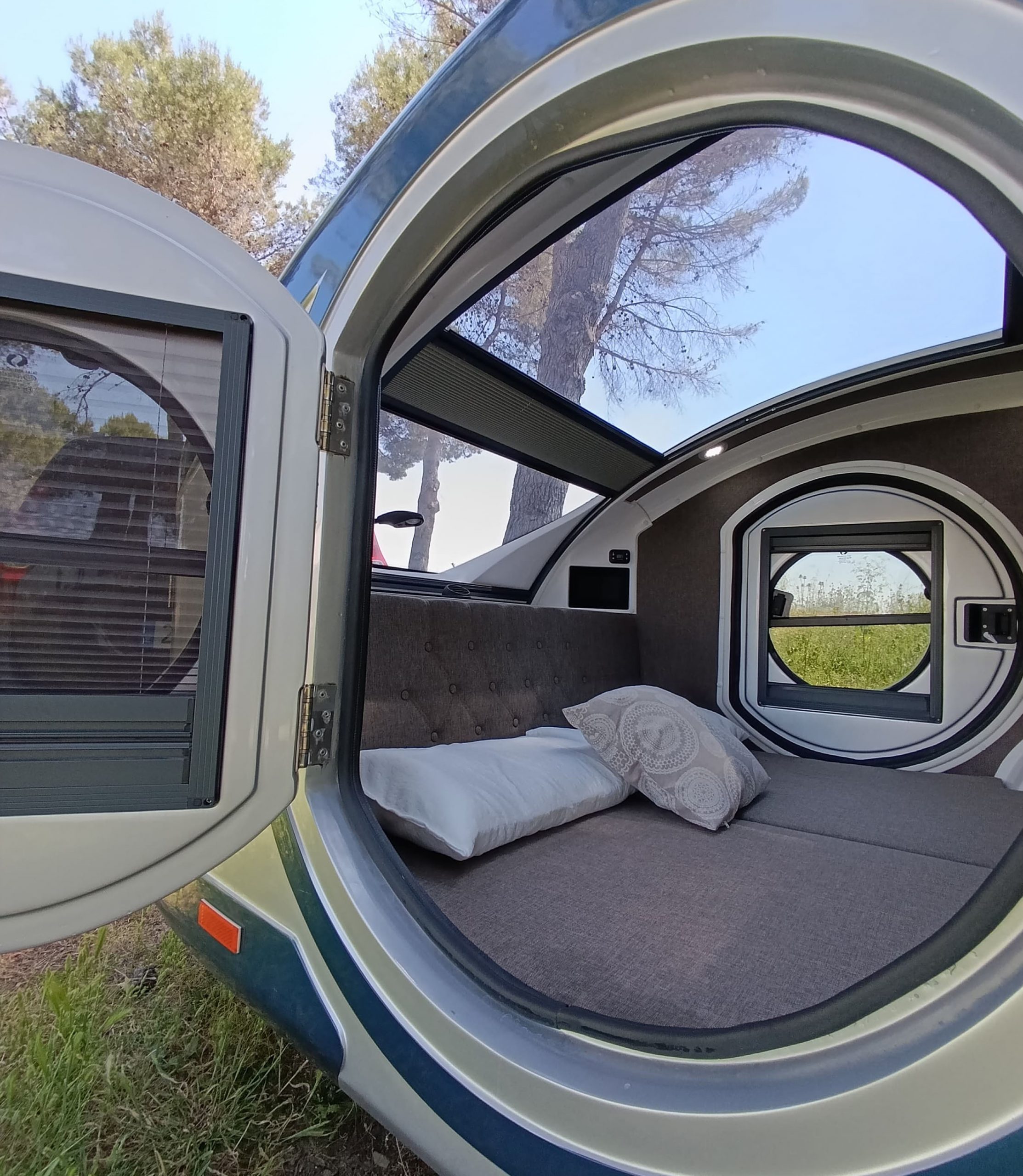 Acceso lateral y cama de la teardrop Sunset
