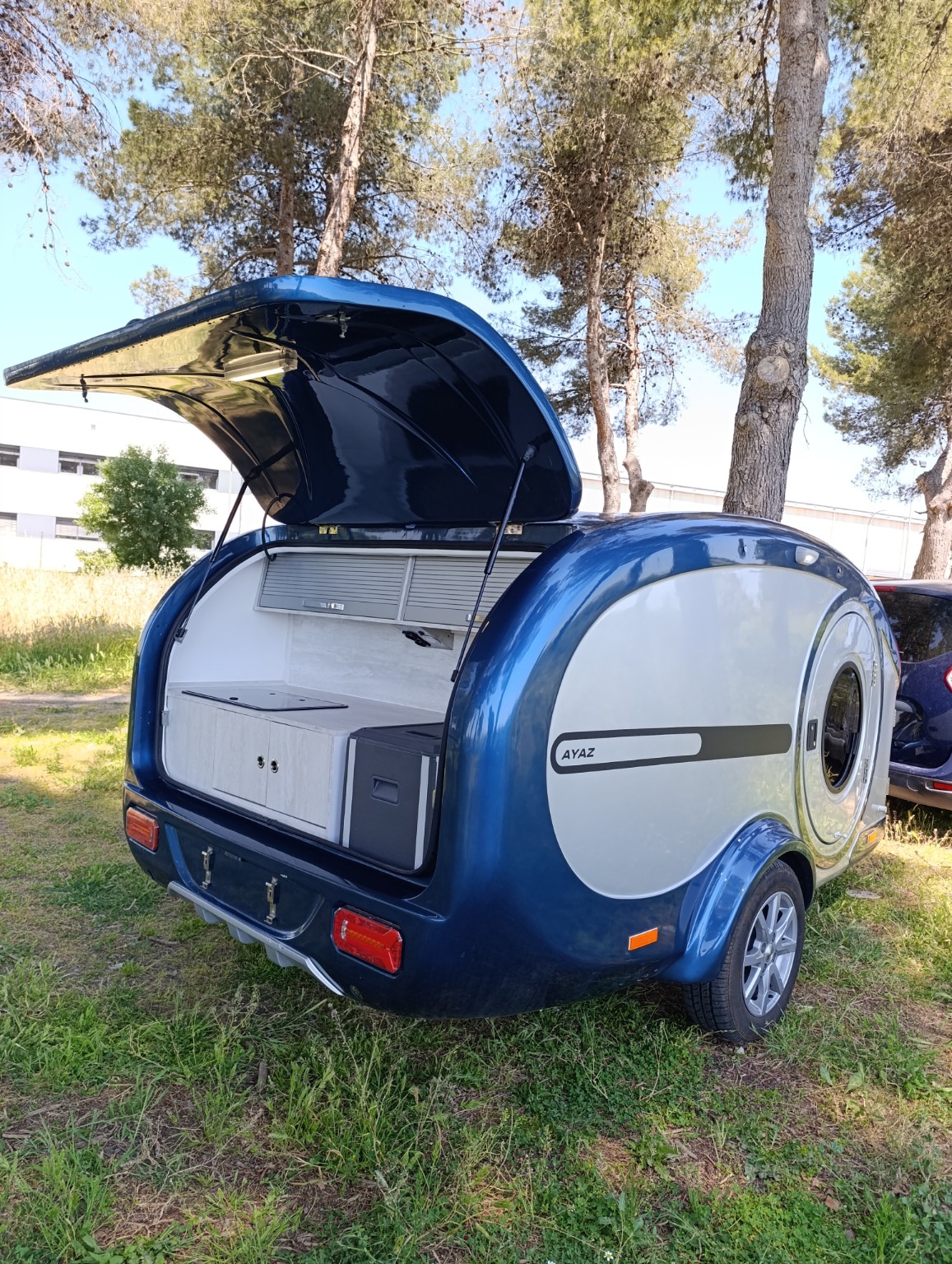 Teardrop Sunset azul con la cocina exterior abierta